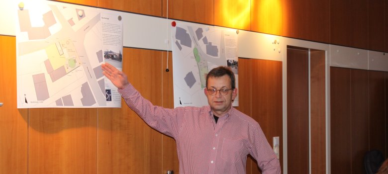 Peter Schiendzilorz (Ortsvorsteher Fischbach) erläutert die Umgestaltung des Dalles in Fischbach