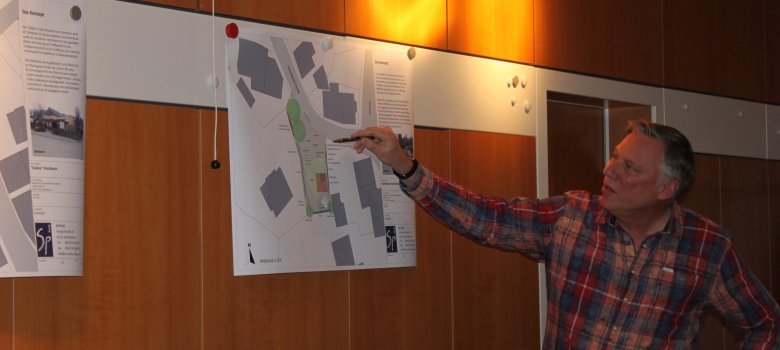 Mario Esslen (Bauamt Stadt Bad Schwalbach) erläutert die Umgestaltung des Dorfplatzes in Hettenhain. Mario Esslen (Bauamt Stadt Bad Schwalbach) erläutert die Umgestaltung des Dorfplatzes in Hettenhain.