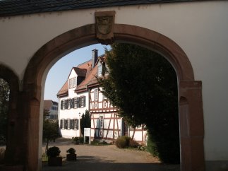 Eltville Blick durch einen Torbogen in die Eltviller Altstadt