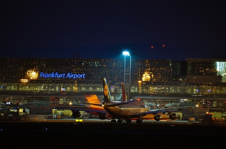 Frankfurter Flughafen Blick auf den beleuchteten Frankfurter Flughafen bei Nacht