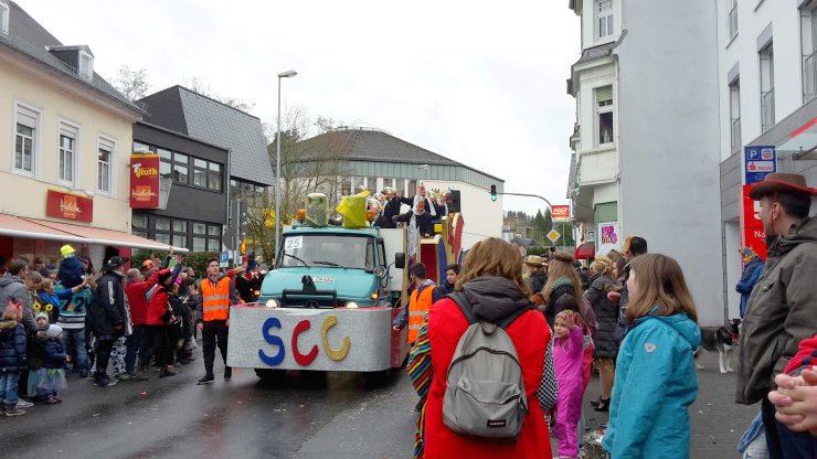 Blick vom Balkon des Bad Schwalbacher Kurhauses auf die Kirche St Elisabeth und das Alleesaal-Gebäude