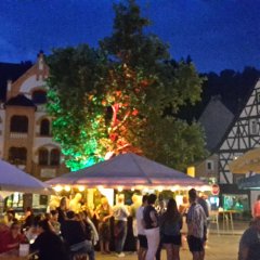 Das Bad Schwalbacher Weinfest auf dem Schmidtbergplatz.